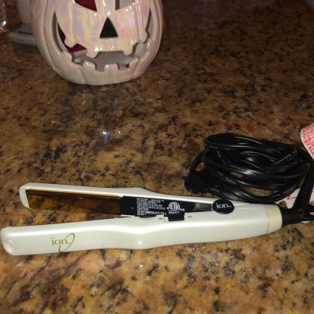 SOLD* Brand new mini ION straighter